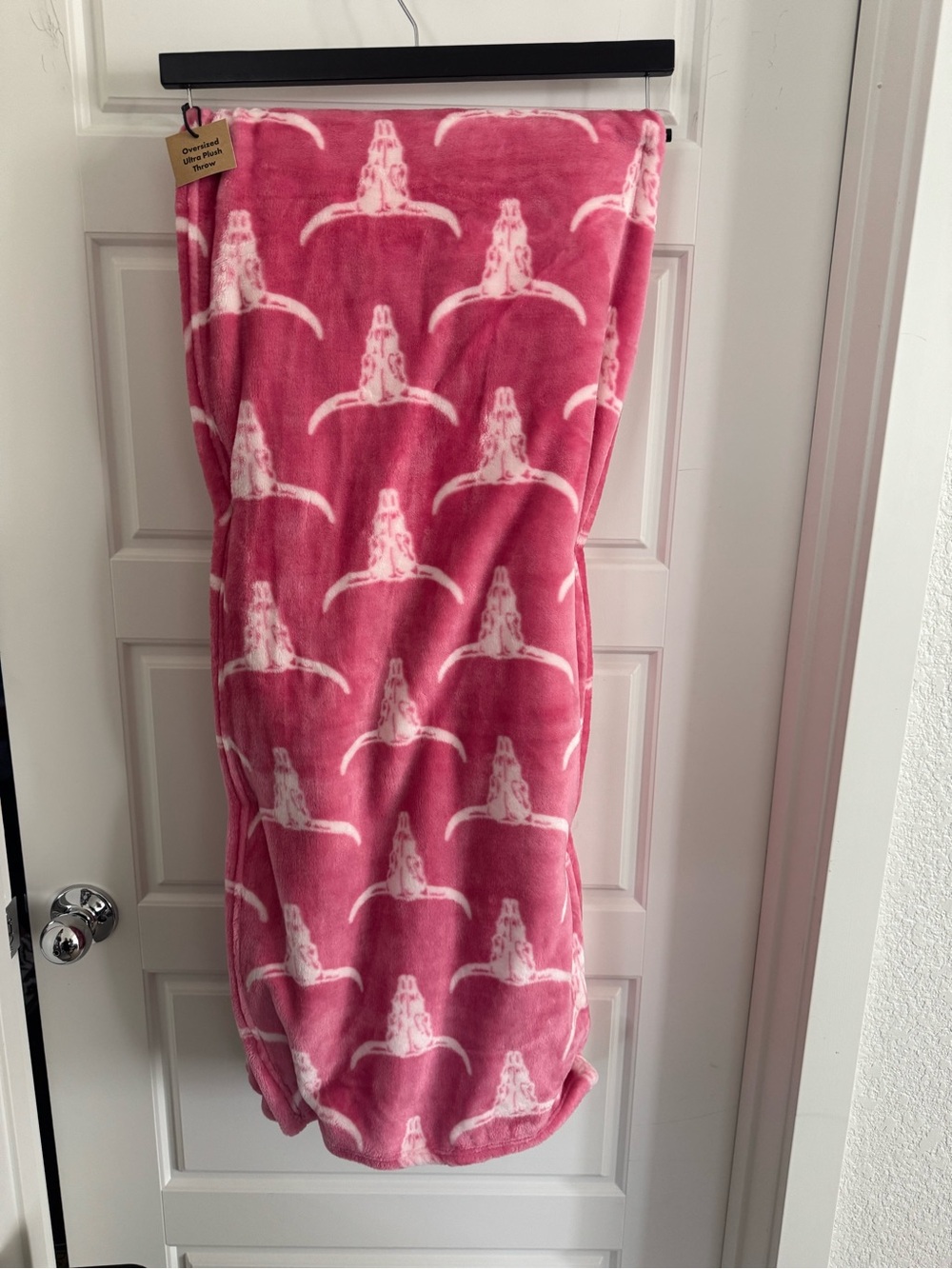 Wrangler Pink and White steerhead Plush Throw Blanket